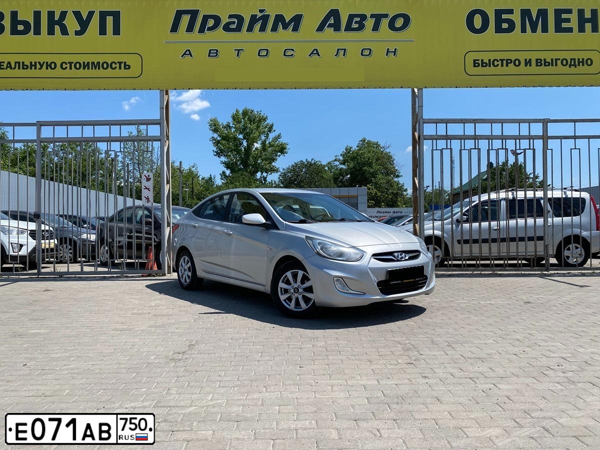 Фото автомобиля HYUNDAI SOLARIS, 2011 — госномер Е071АВ750. Цвет: Серый