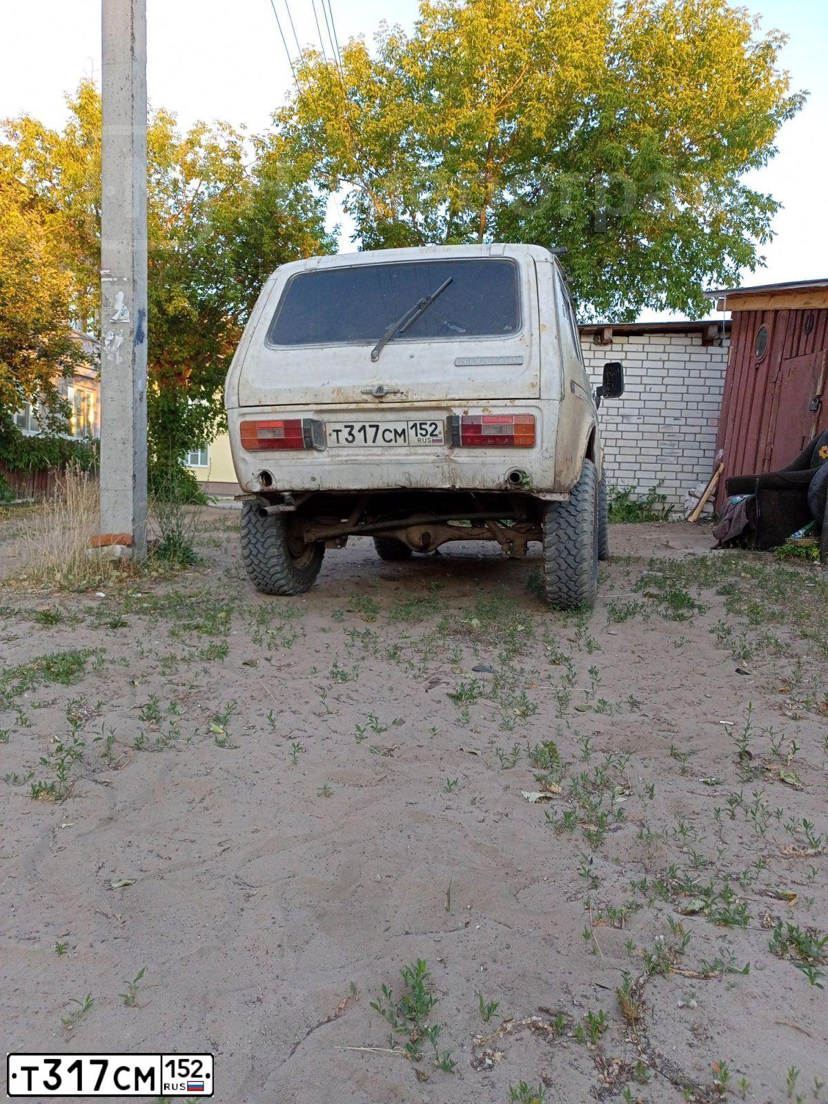 Фото автомобиля LADA 2121 NIVA, 1993 — госномер Е353ЕВ33. Цвет: Белый