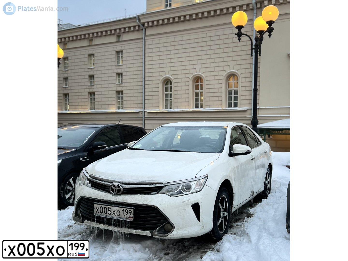 Фото автомобиля NISSAN TIIDA, 2010 — госномер Х005ХО199. Цвет: СЕРЕБРИСТЫЙ