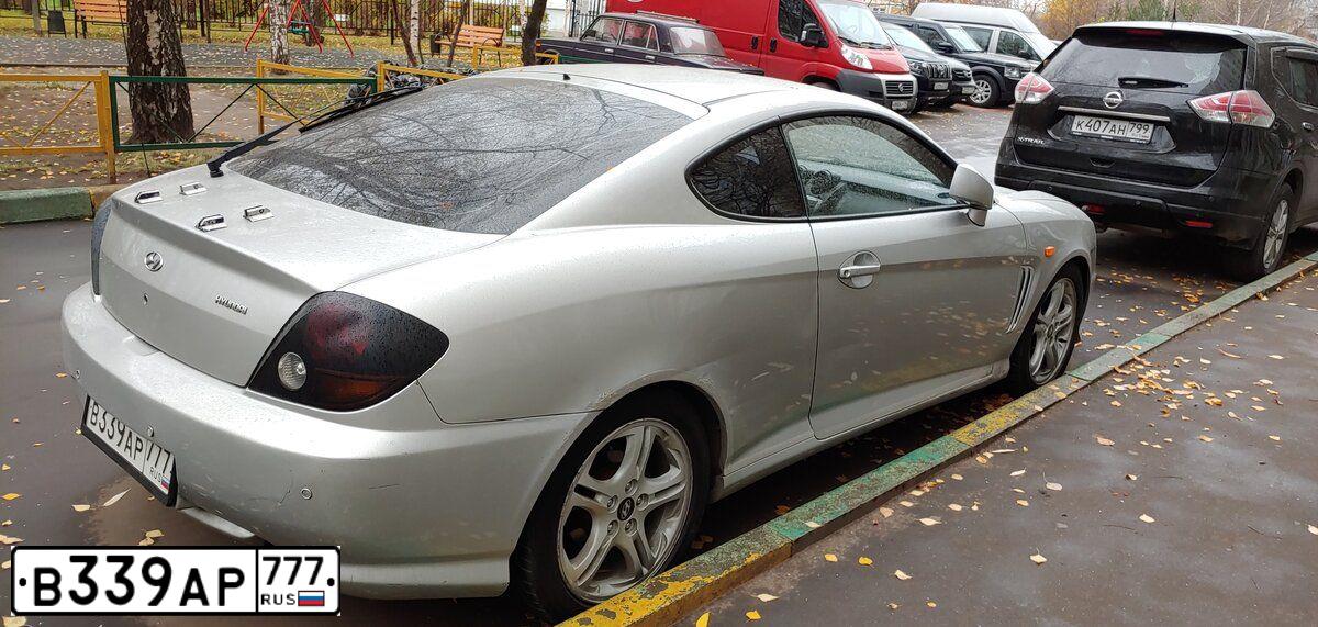 Фото автомобиля HYUNDAI /S-/COUPE / TUSCANI, 2002 — госномер В749ЕТ199. Цвет: СЕРЫЙ