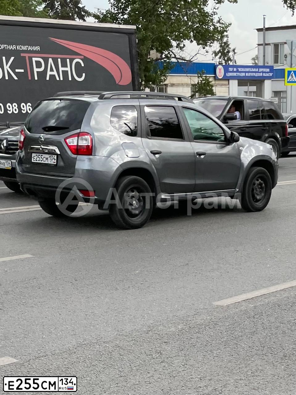 Фото автомобиля NISSAN TERRANO, 2019 — госномер Е255СМ134. Цвет: СЕРЫЙ