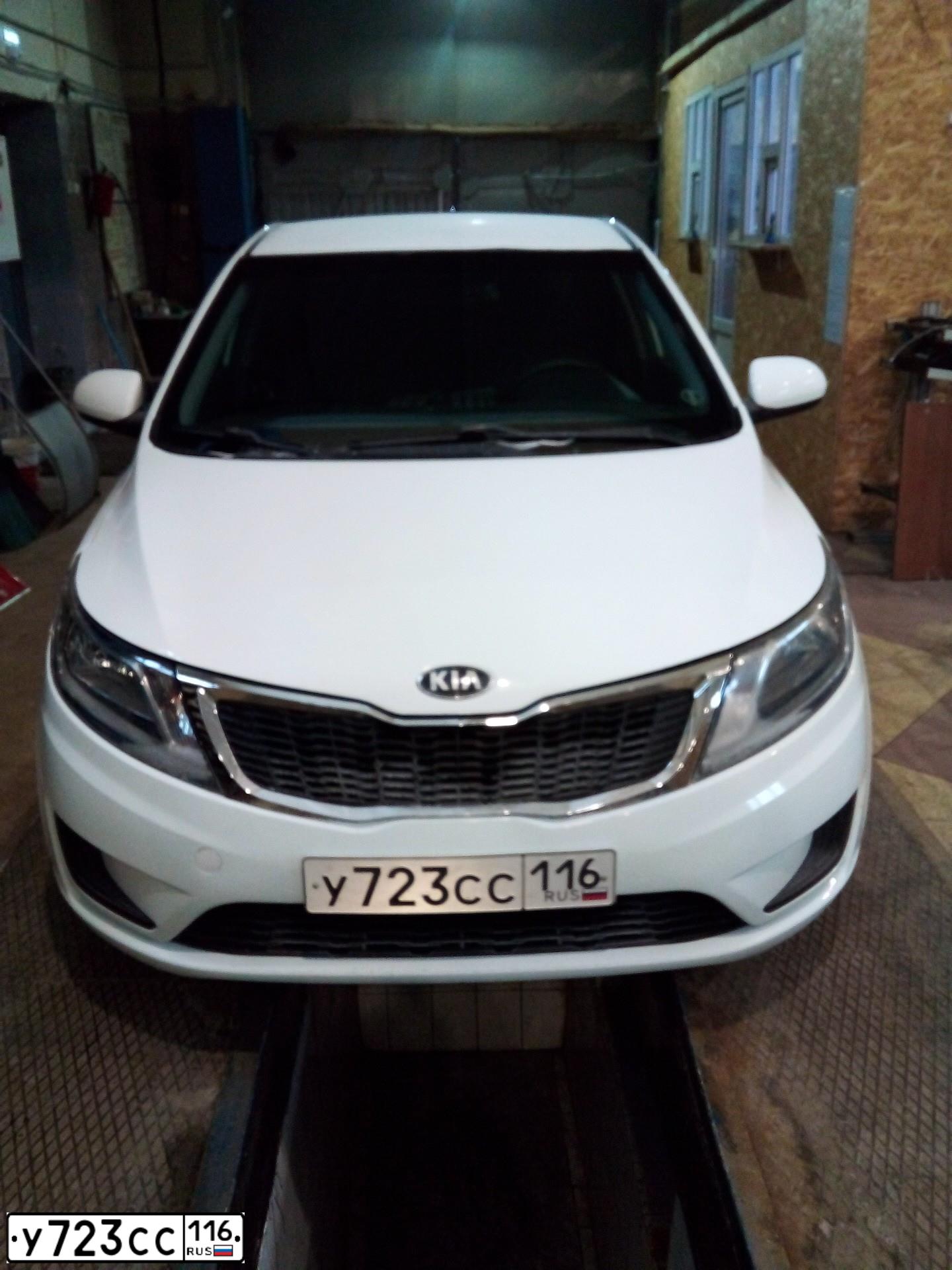 Фото автомобиля KIA RIO, 2015 — госномер У723СС116. Цвет: Белый