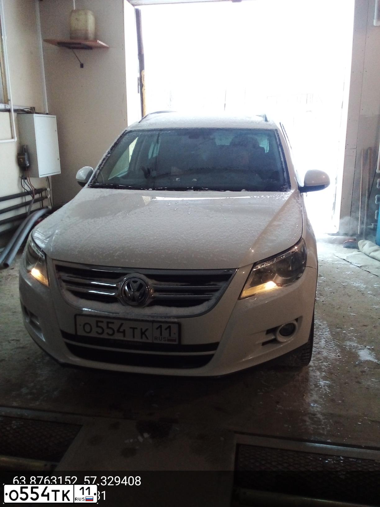 Фото автомобиля VOLKSWAGEN TIGUAN, 2010 — госномер О554ТК11. Цвет: Белый