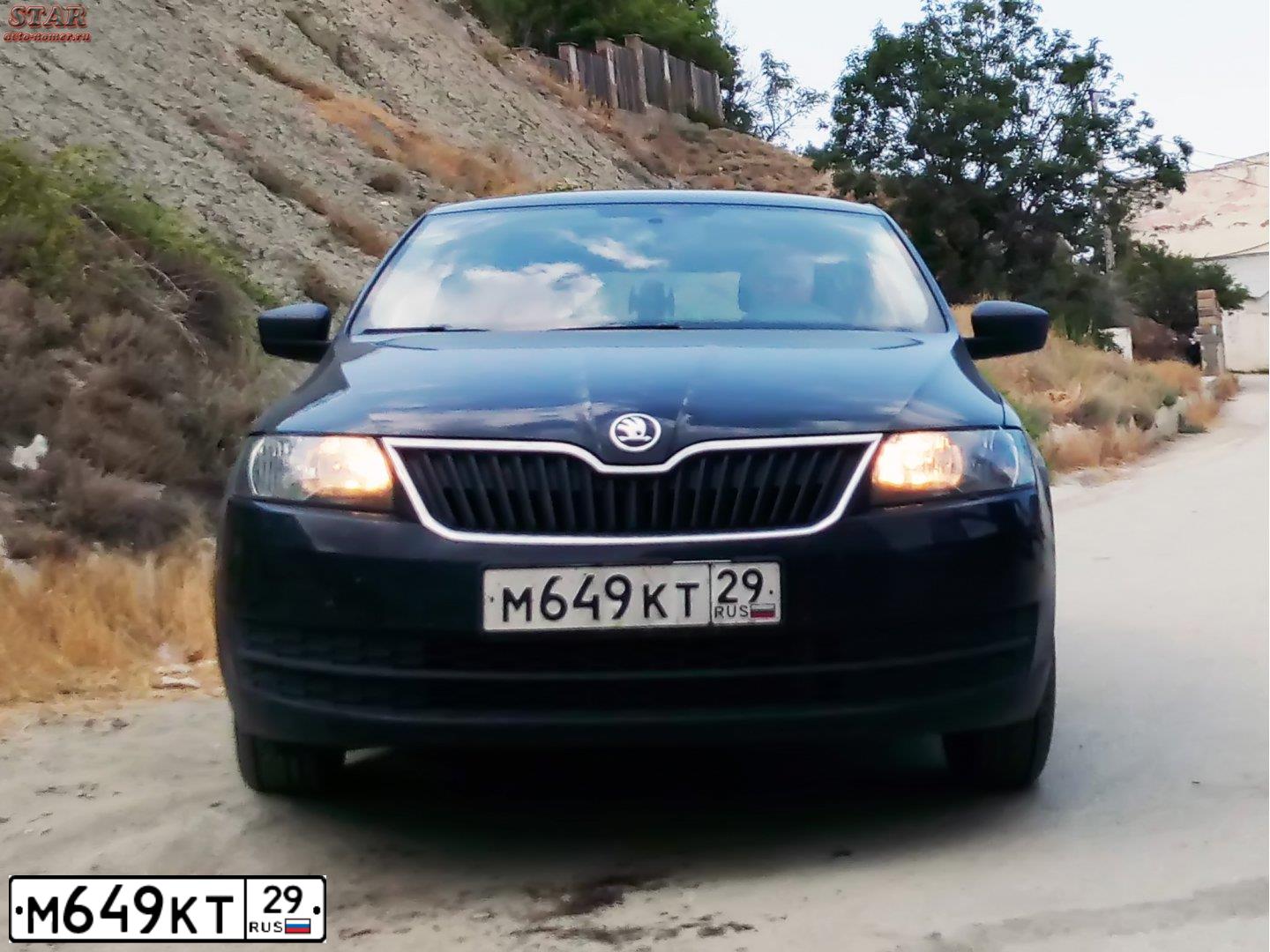 Фото автомобиля SKODA RAPID, 2016 — госномер М649КТ29. Цвет: ЧЕРНЫЙ
