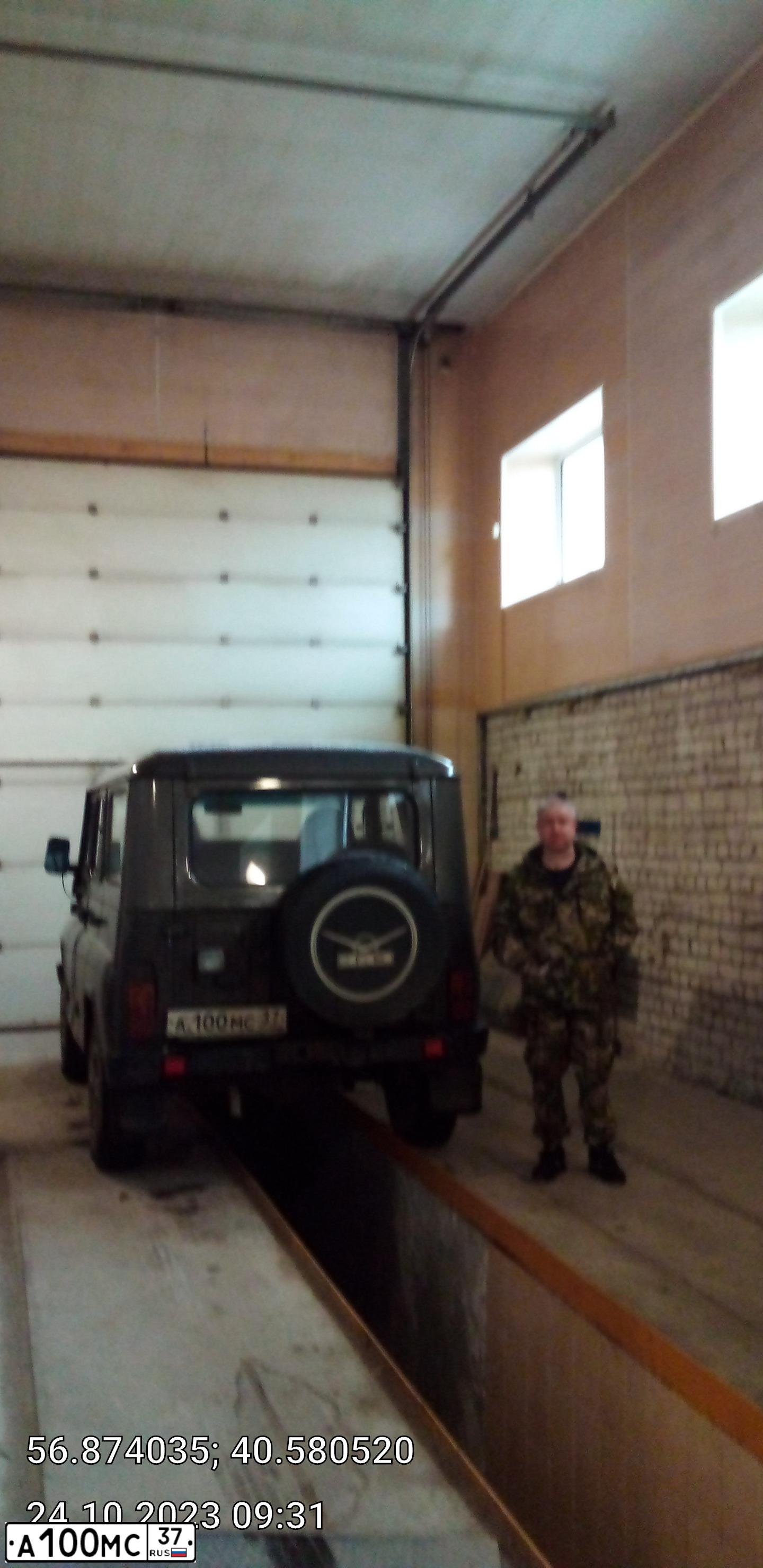 Фото автомобиля UAZ 3151 / HUNTER, 2013 — госномер А100МС37. Цвет: РАШМО МЕТАЛЛИК