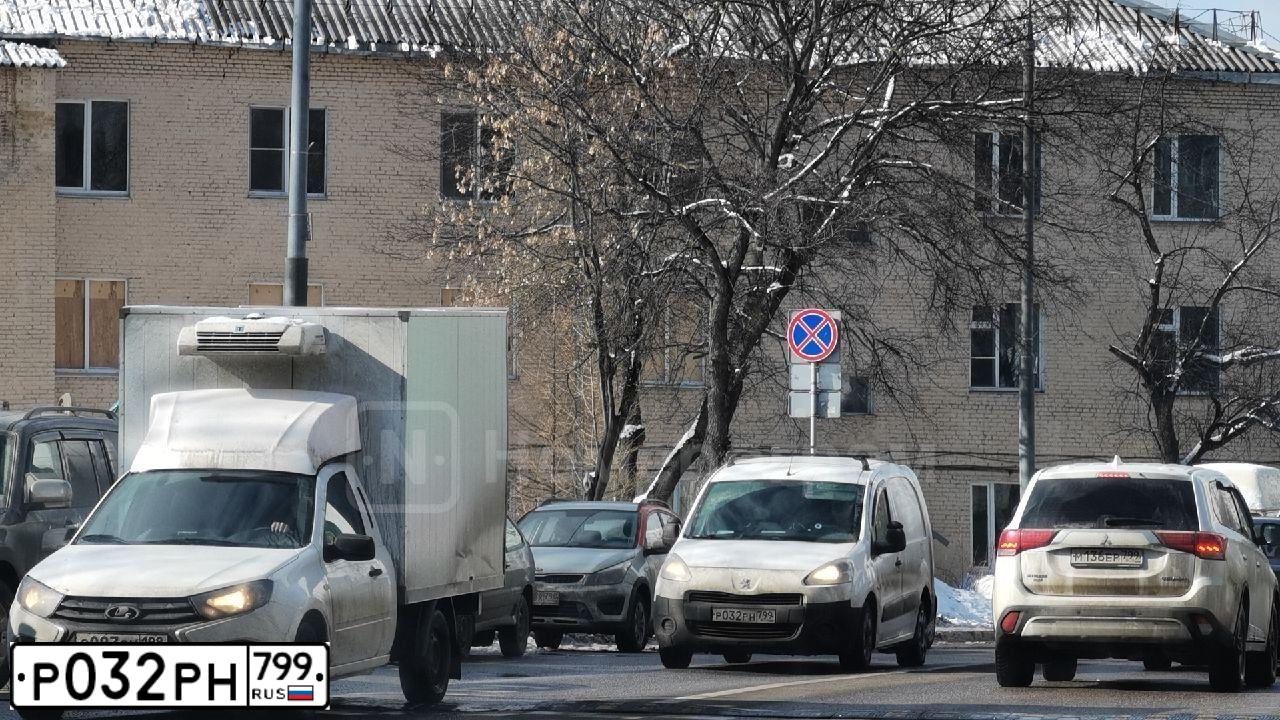 Фото автомобиля PEUGEOT PARTNER, 2013 — госномер Е700ОР77. Цвет: Белый
