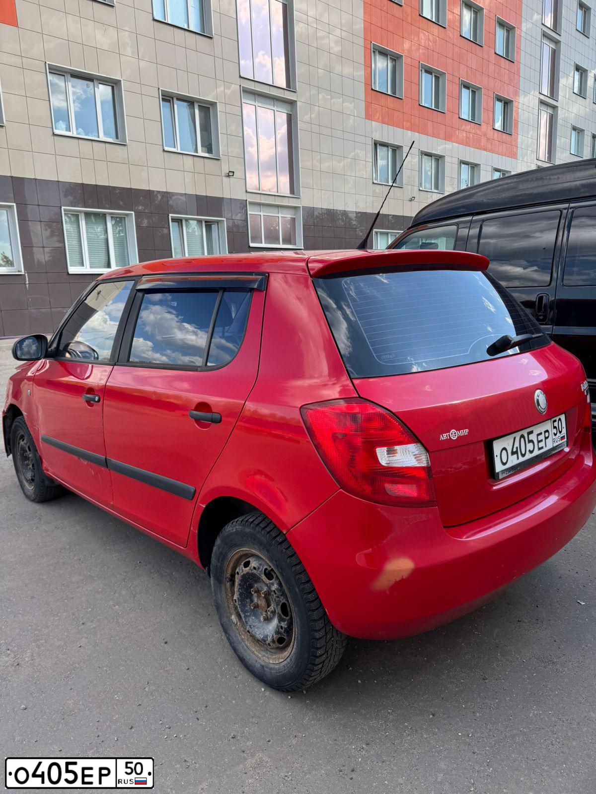 Фото автомобиля SKODA ШКОДА ФАБИЯ, 2009 — госномер О405ЕР50. Цвет: КРАСНЫЙ