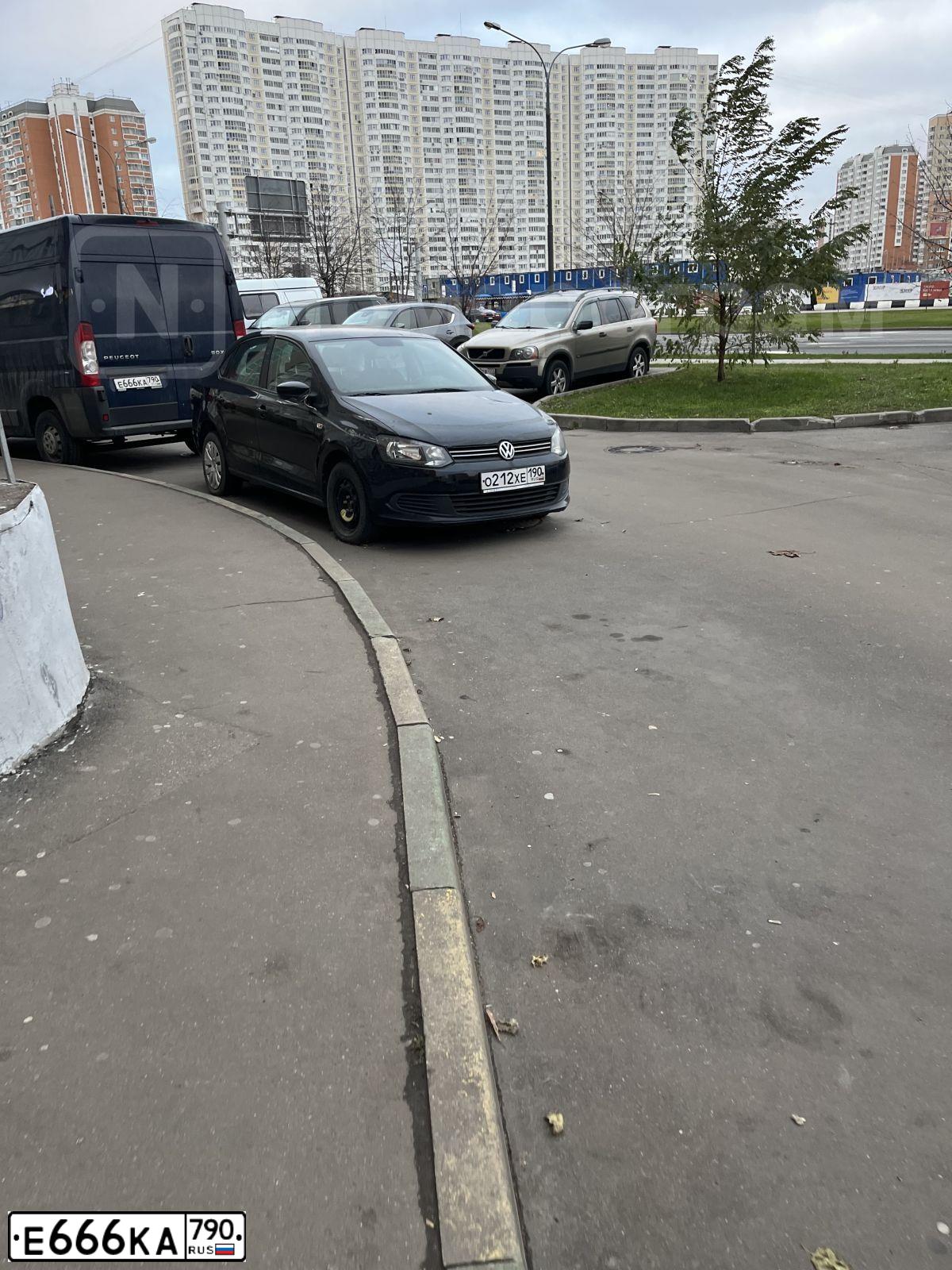 Фото автомобиля PEUGEOT BOXER, 2013 — госномер Е666КА790. Цвет: СИНИЙ ТЕМНЫЙ