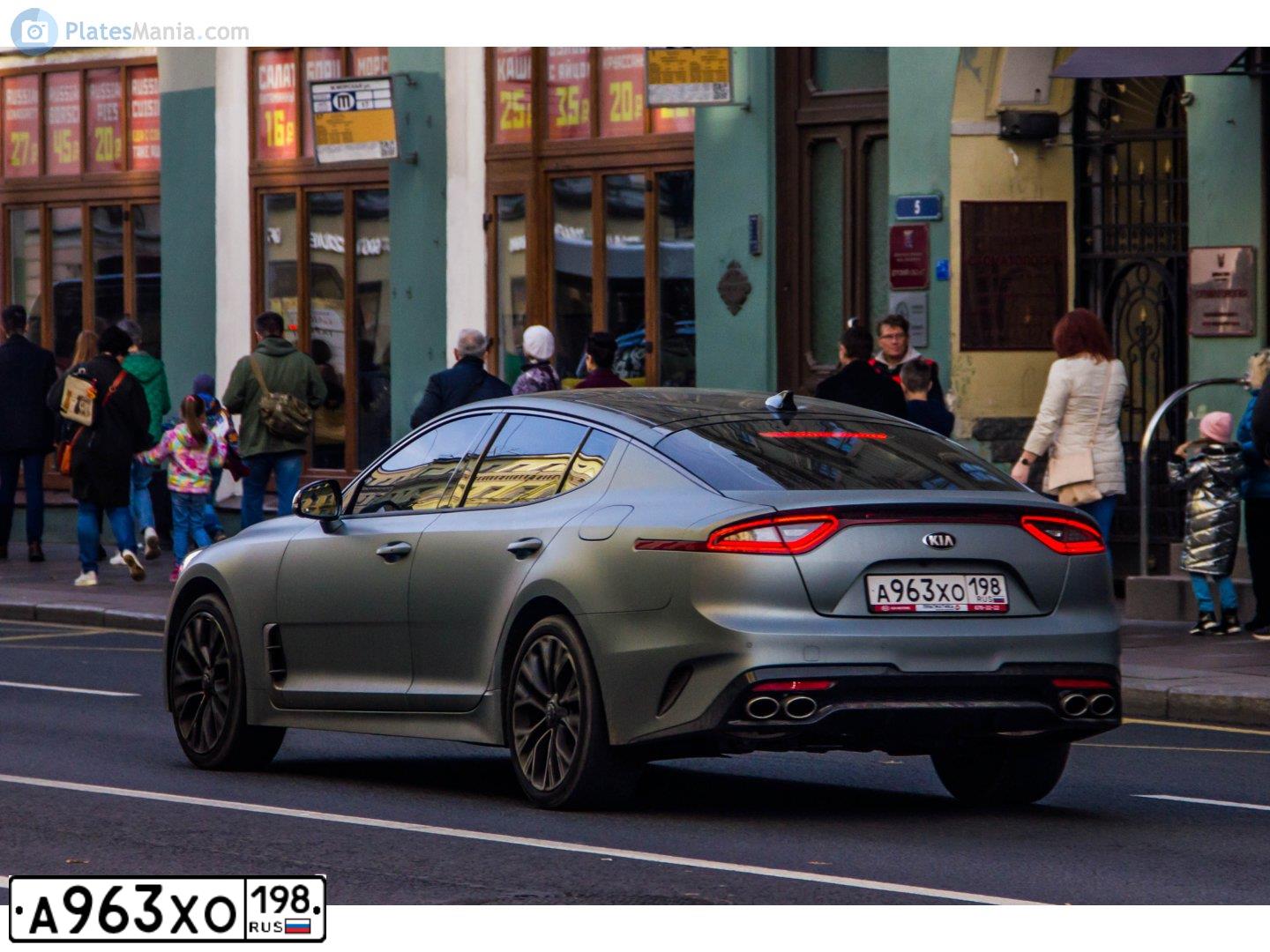 Фото автомобиля KIA STINGER, 2018 — госномер К560РЕ147. Цвет: ЧЕРНЫЙ