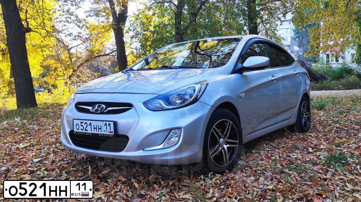 Фото автомобиля HYUNDAI SOLARIS, 2012 — госномер Е364ТС702. Цвет: Серебристый