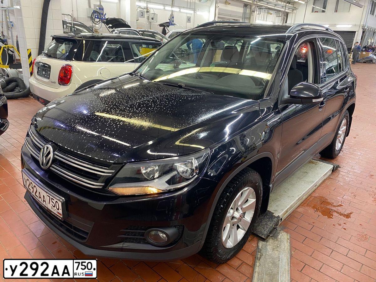 Фото автомобиля VOLKSWAGEN TIGUAN, 2012 — госномер К373НМ790. Цвет: ЧЕРНЫЙ