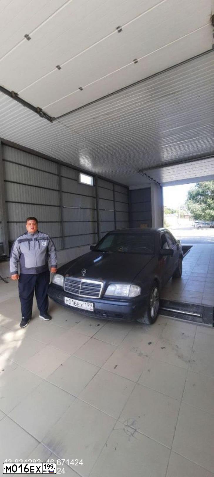 Фото автомобиля MERCEDES C-KLASSE, 1993 — госномер В652СХ32. Цвет: ЧЕРНЫЙ