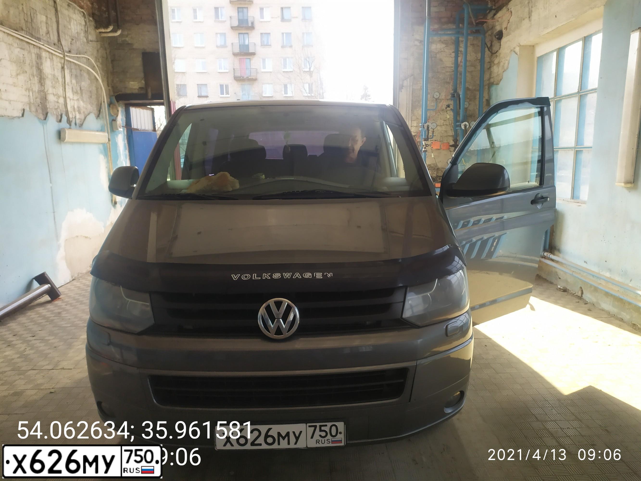 Фото автомобиля VOLKSWAGEN CARAVELLE, 2010 — госномер К009КА197. Цвет: СЕРЫЙ