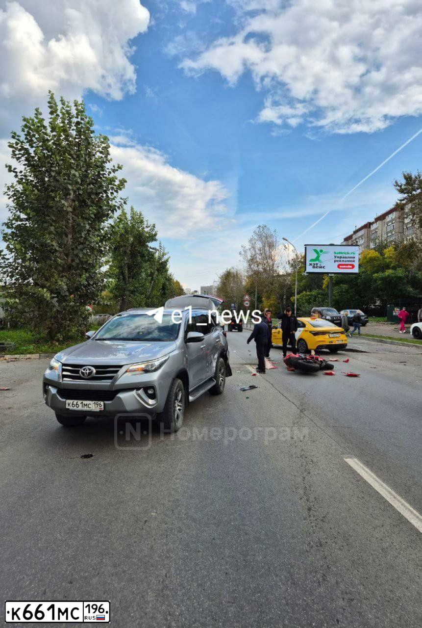Фото автомобиля TOYOTA FORTUNER, 2018 — госномер К661МС196. Цвет: СЕРЕБРИСТЫЙ