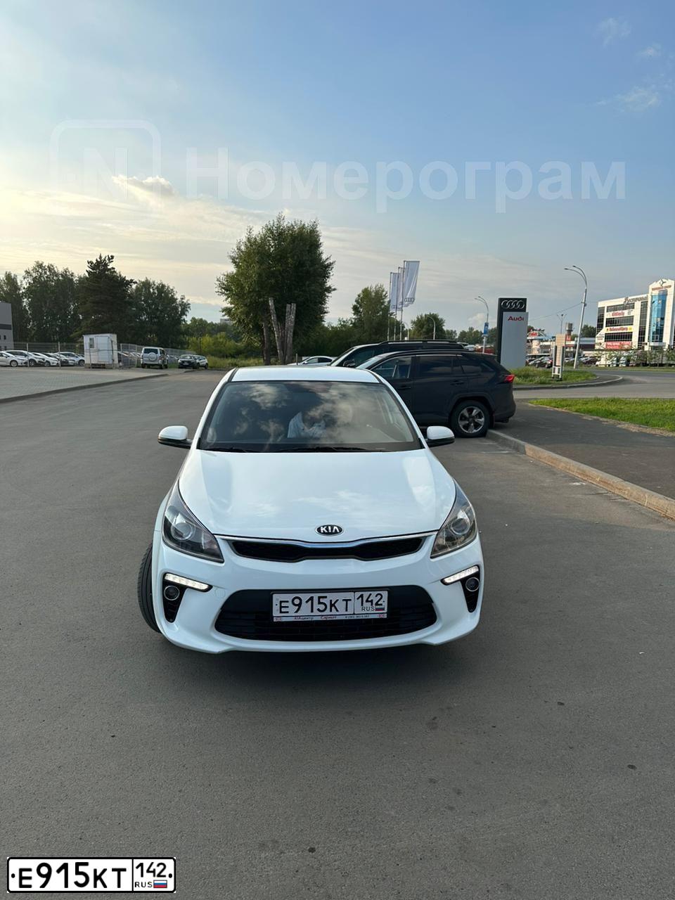 Фото автомобиля KIA RIO, 2020 — госномер О100НС142. Цвет: Белый