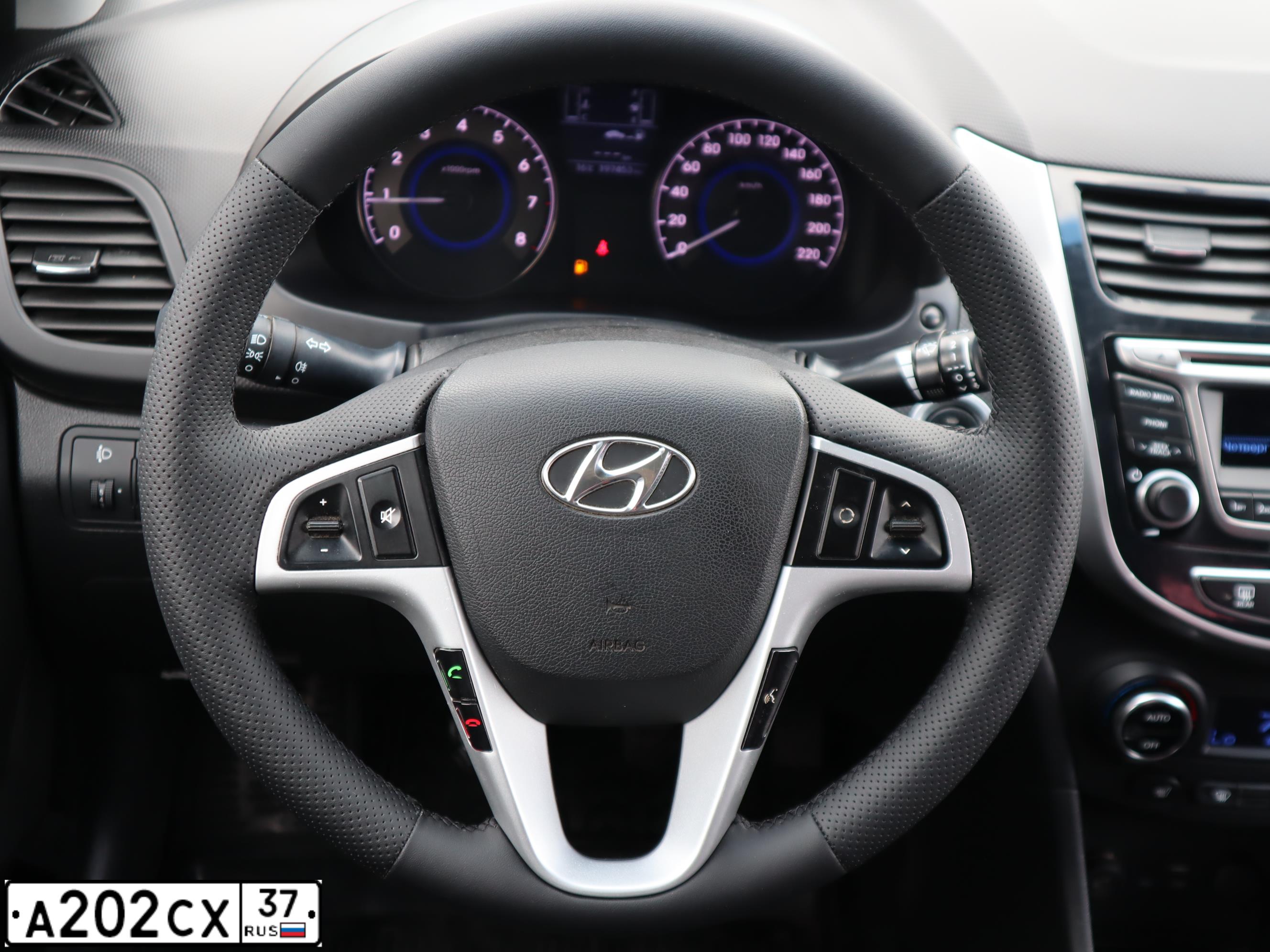 Фото автомобиля HYUNDAI SOLARIS, 2015 — госномер А202СХ37. Цвет: ЧЕРНЫЙ