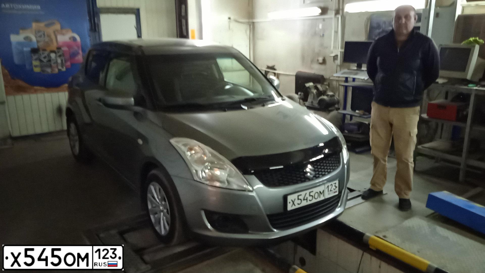 Фото автомобиля SUZUKI SWIFT, 2011 — госномер Х545ОМ123. Цвет: СЕРЫЙ