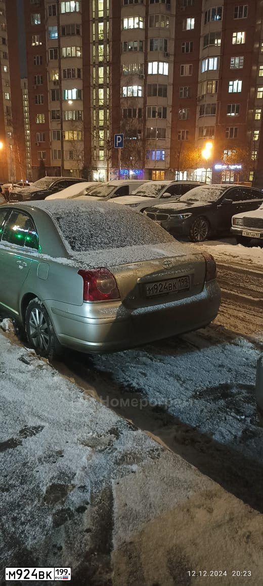 Фото автомобиля TOYOTA AVENSIS, 2008 — госномер М924ВК199. Цвет: СЕРЫЙ