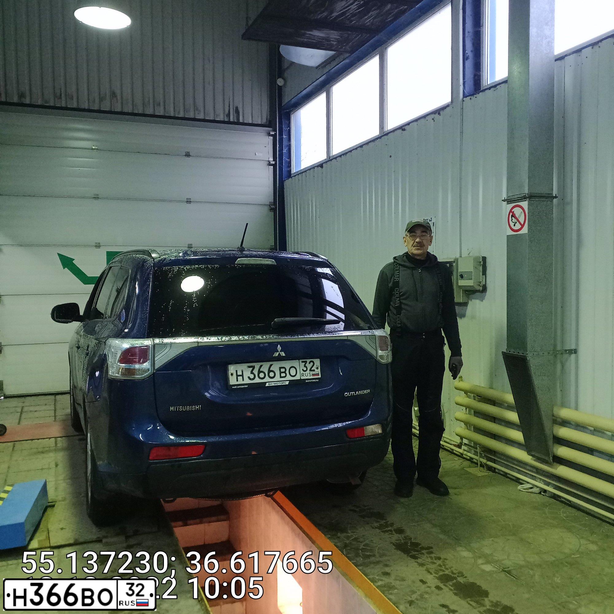 Фото автомобиля MITSUBISHI OUTLANDER, 2013 — госномер Р980ХН40. Цвет: СИНИЙ