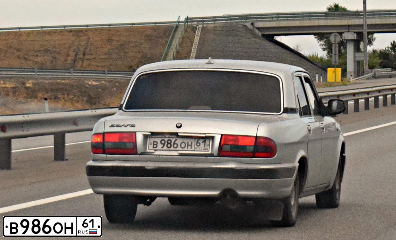 Фото автомобиля GAZ 3110 WOLGA, 2004 — госномер В986ОН61. Цвет: СВЕТЛО СЕРЫЙ