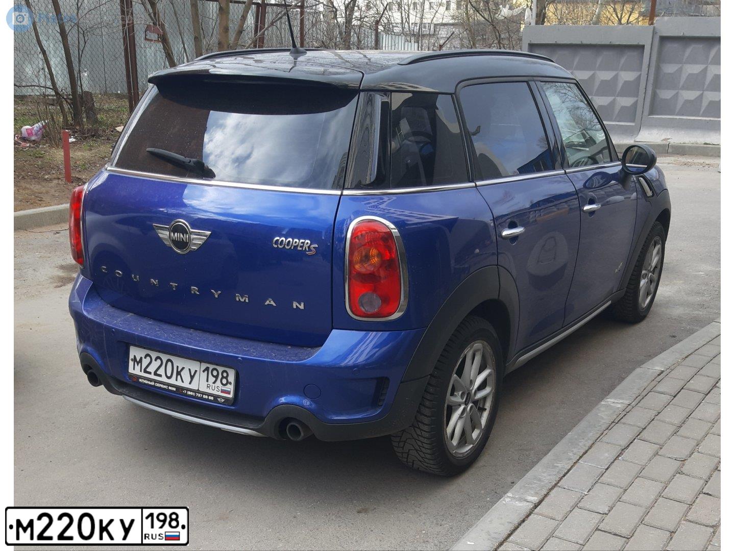 Фото автомобиля MINI MINI COOPER S COUNTRYMAN ALL4, 2016 — госномер М220КУ198. Цвет: ЯРКО- СИНИЙ