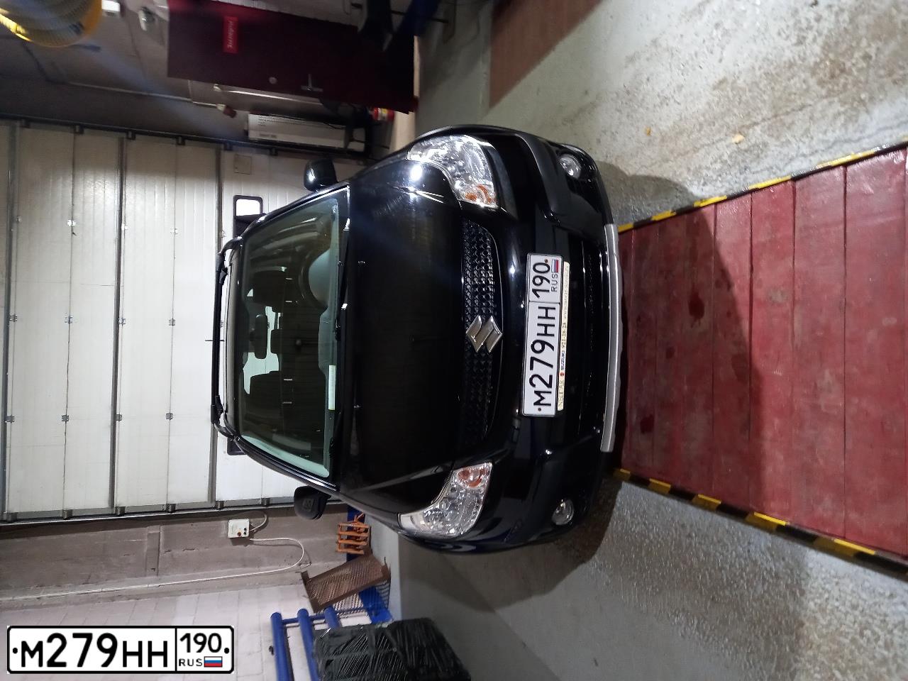 Фото автомобиля SUZUKI SX 4, 2010 — госномер М279НН190. Цвет: ЧЕРНЫЙ