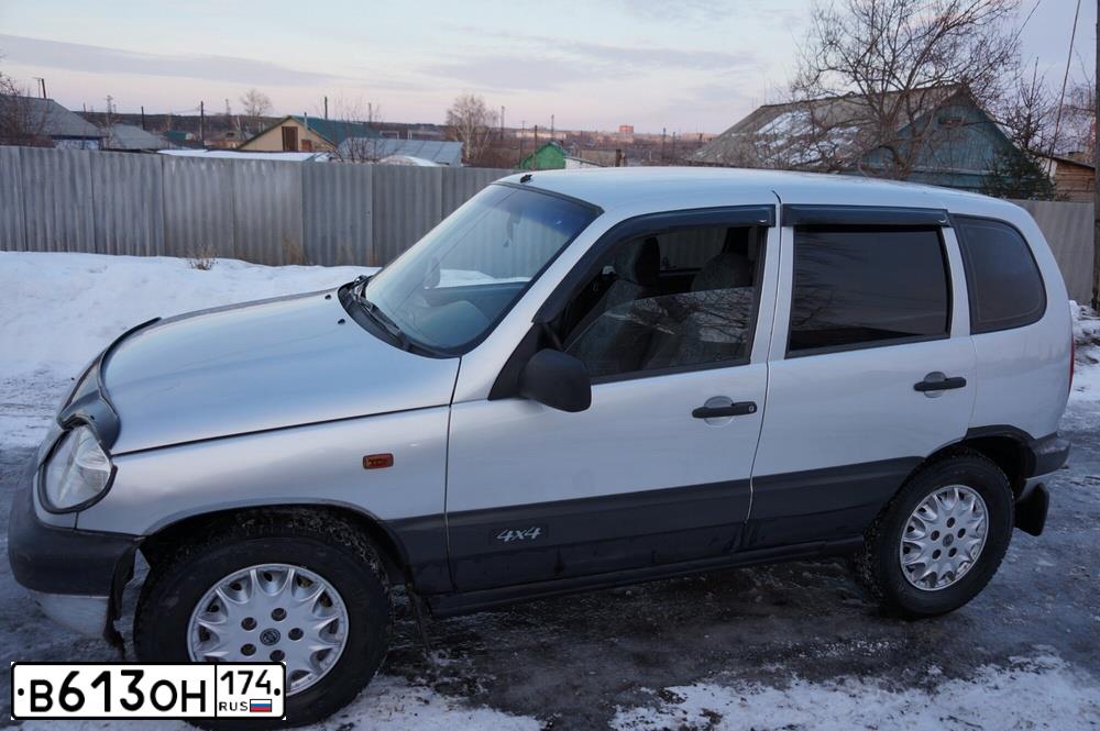 Фото автомобиля CHEVROLET NIVA, 2004 — госномер Т517АУ196. Цвет: СВЕТЛО-СЕРЕБРИСТЫЙ