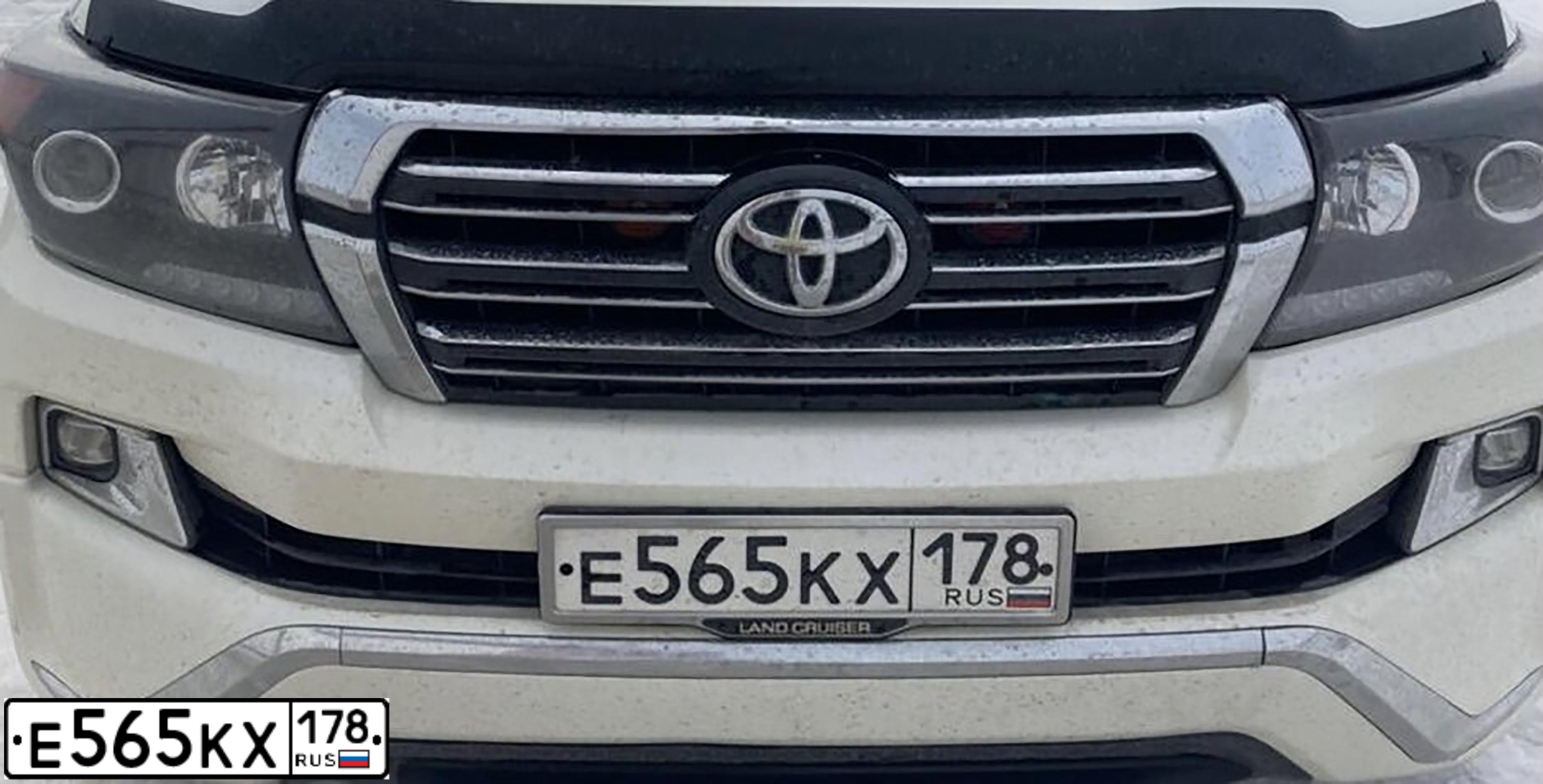 Фото автомобиля TOYOTA LAND CRUISER 200, 2012 — госномер Е727КЕ11