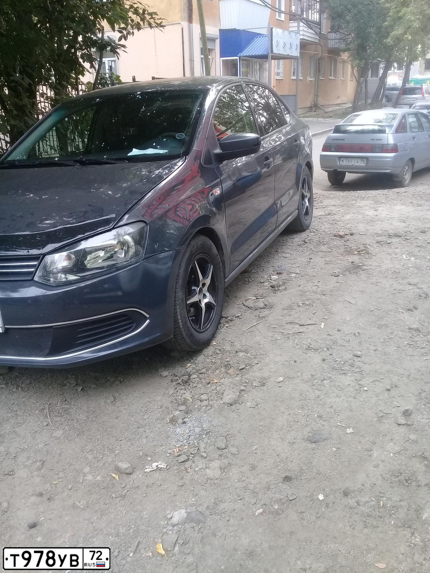Фото автомобиля VOLKSWAGEN POLO, 2013 — госномер Р548ТЕ196. Цвет: СЕРЫЙ