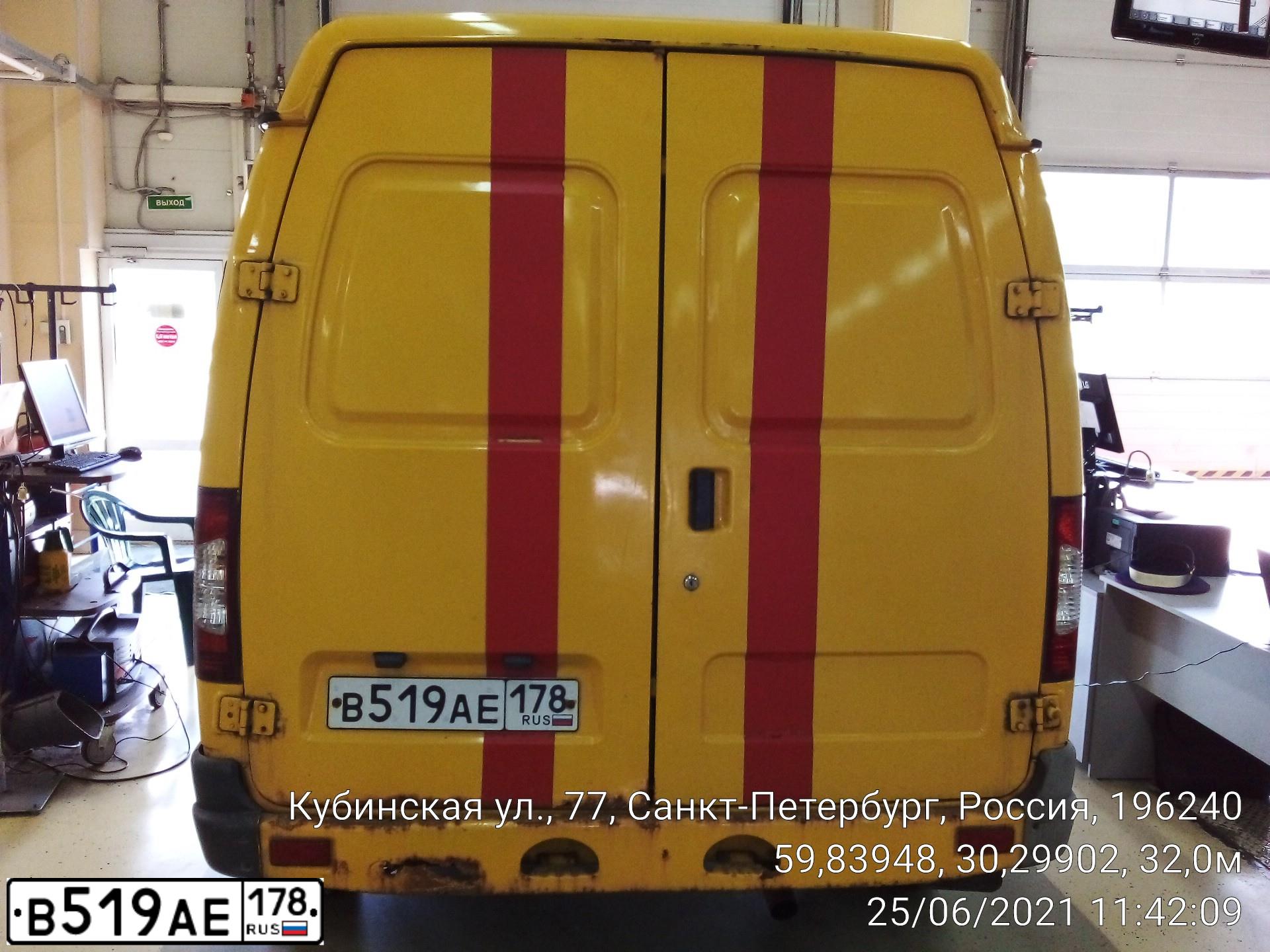 Фото автомобиля GAZ 2752 SOBOL, 2010 — госномер В519АЕ178. Цвет: КОМБ.ЖЕЛТО-КРАСНЫЙ