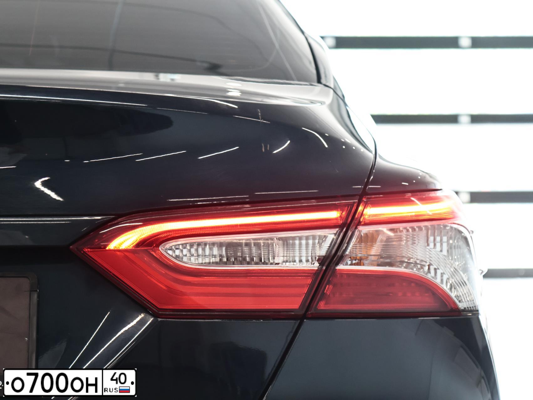 Фото автомобиля TOYOTA CAMRY, 2019 — госномер О700ОН40. Цвет: ТЕМНО-СИНИЙ МЕТАЛИК