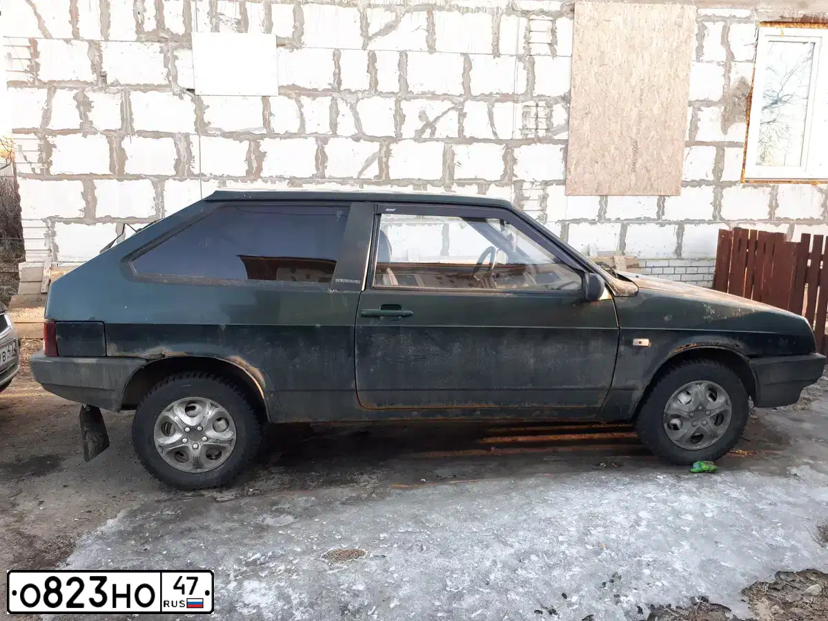Фото автомобиля LADA 2108 SAMARA, 2002 — госномер О823НО47. Цвет: Темно-зеленый