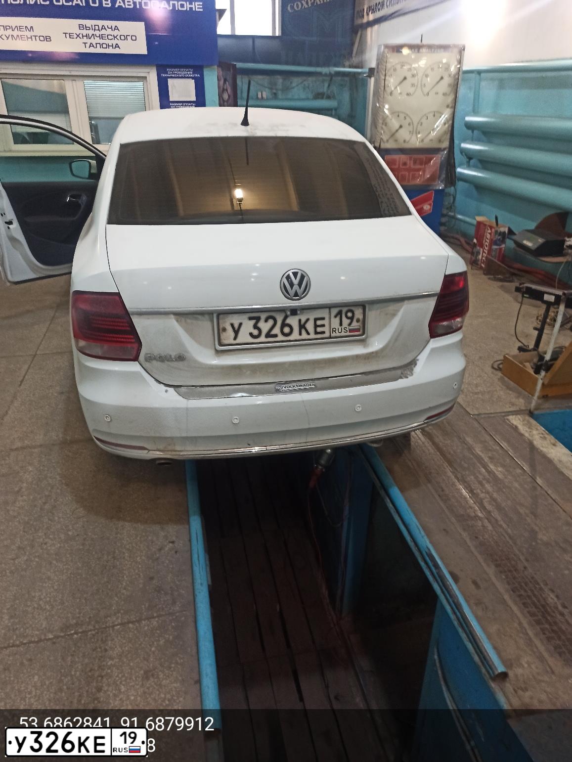 Фото автомобиля VOLKSWAGEN POLO, 2015 — госномер Е719ТВ124. Цвет: Белый