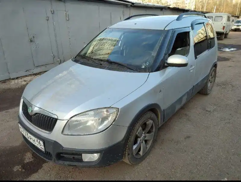 Фото автомобиля SKODA ROOMSTER, 2007 — госномер Н044РР799. Цвет: СТАЛЬНОЙ