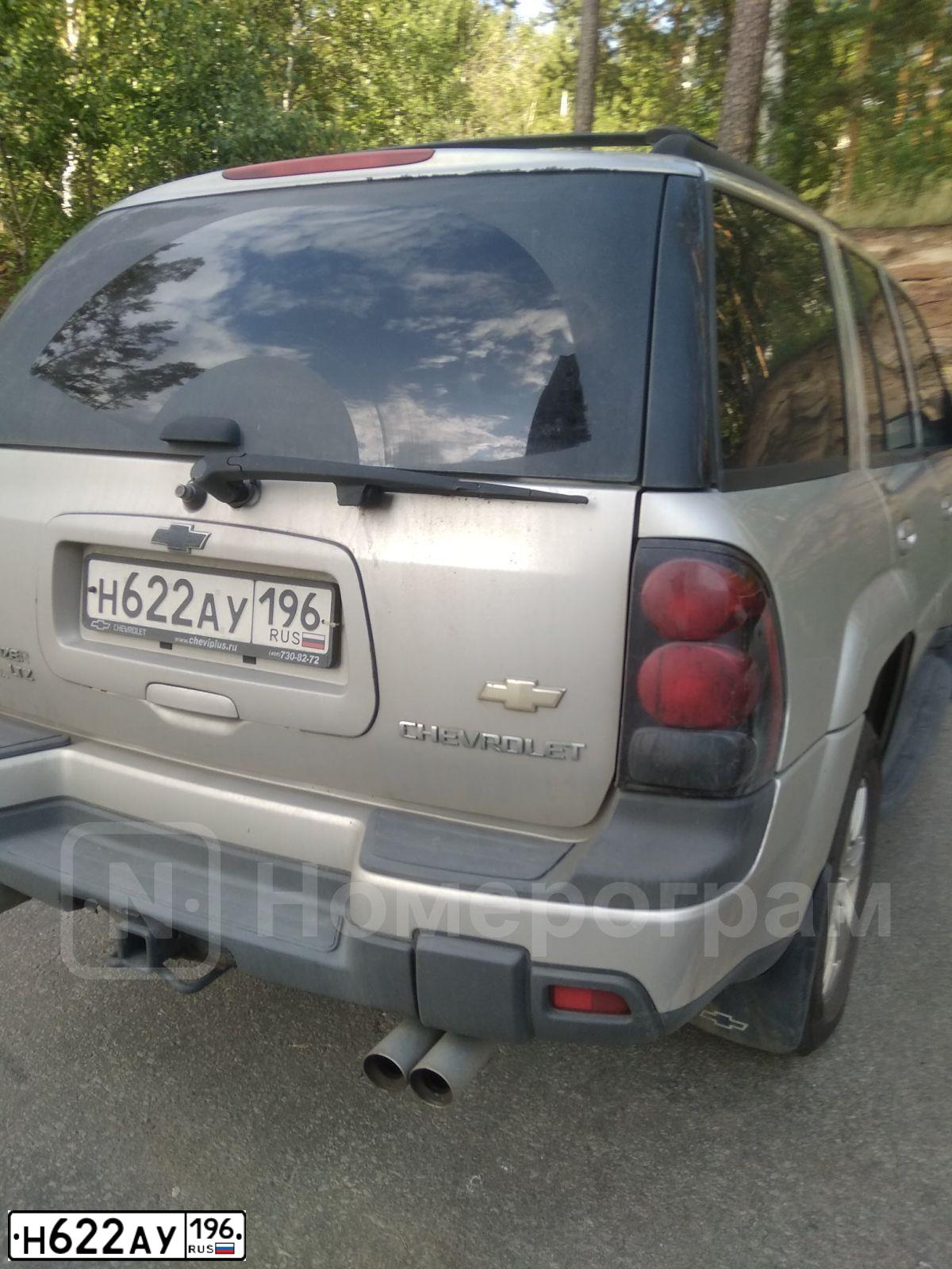 Фото автомобиля CHEVROLET TRAILBLAZER, 2005 — госномер Н622АУ196. Цвет: СВЕТЛО-СЕРЫЙ