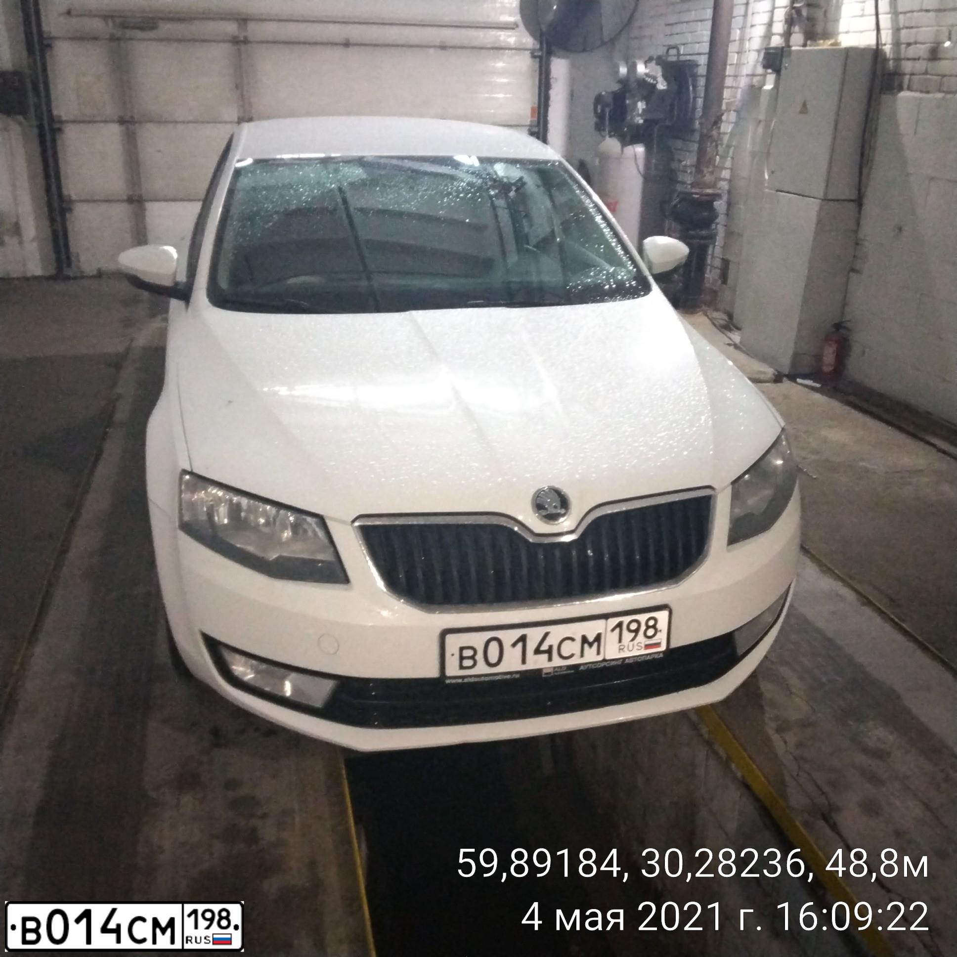 Фото автомобиля SKODA OCTAVIA, 2016 — госномер В014СМ198. Цвет: Белый