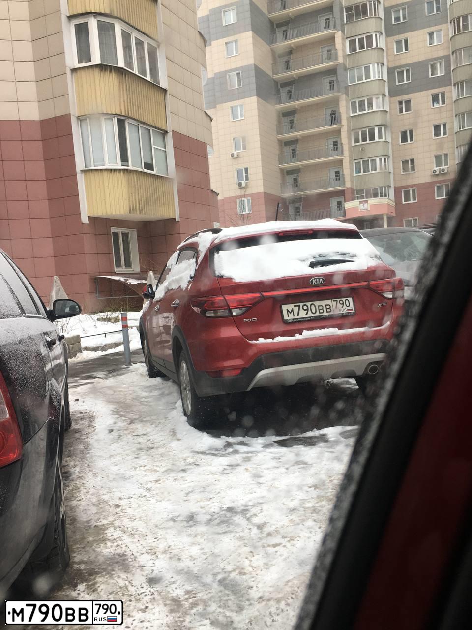 Фото автомобиля KIA RIO, 2020 — госномер М790ВВ790. Цвет: Красный