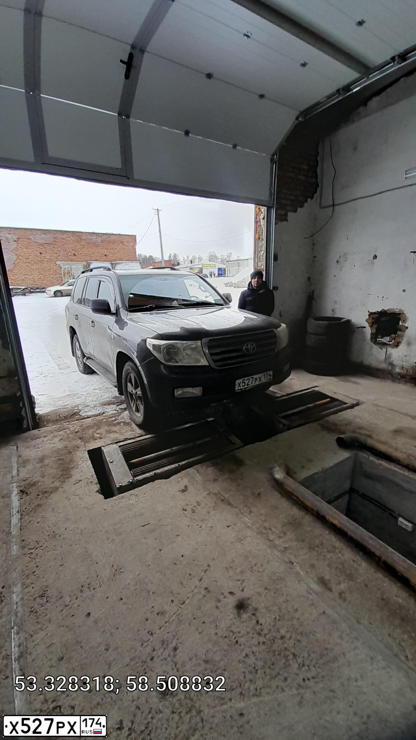 Фото автомобиля TOYOTA LANDCRUISER 200, 2008 — госномер К004РА702. Цвет: СЕРЫЙ