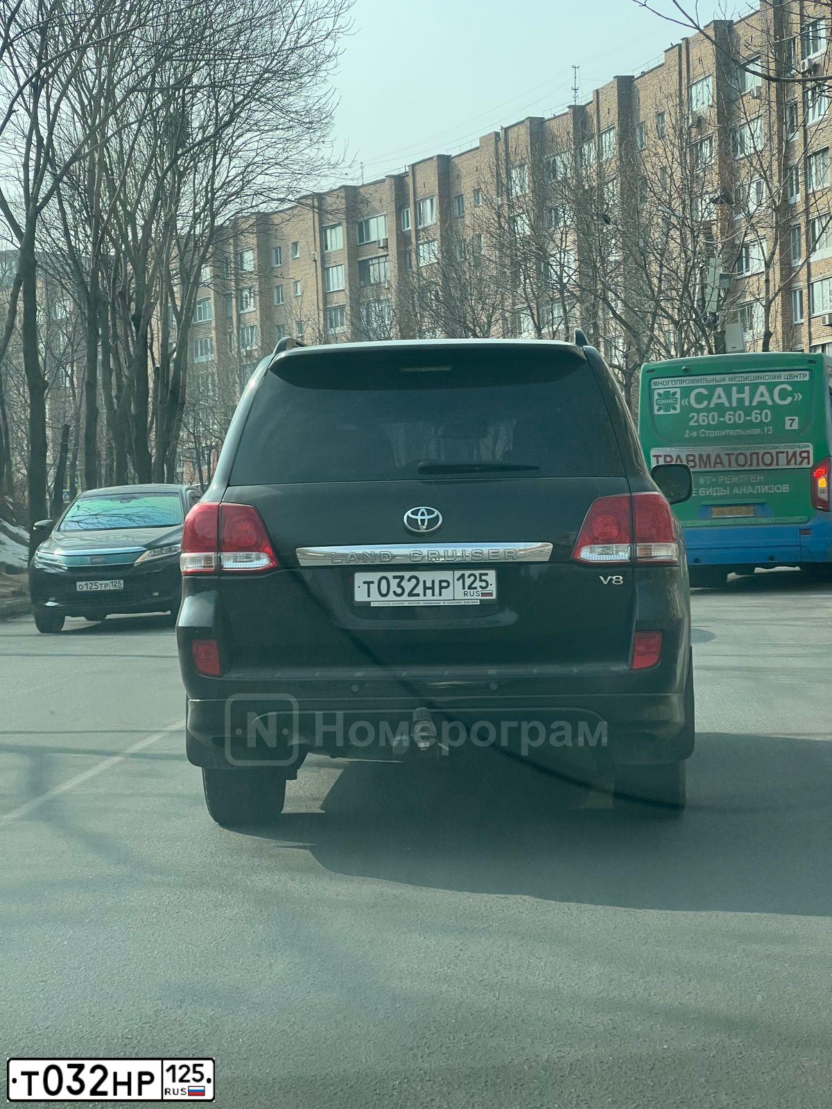 Фото автомобиля TOYOTA LANDCRUISER 200, 2008 — госномер Т032НР125. Цвет: ЧЕРНЫЙ