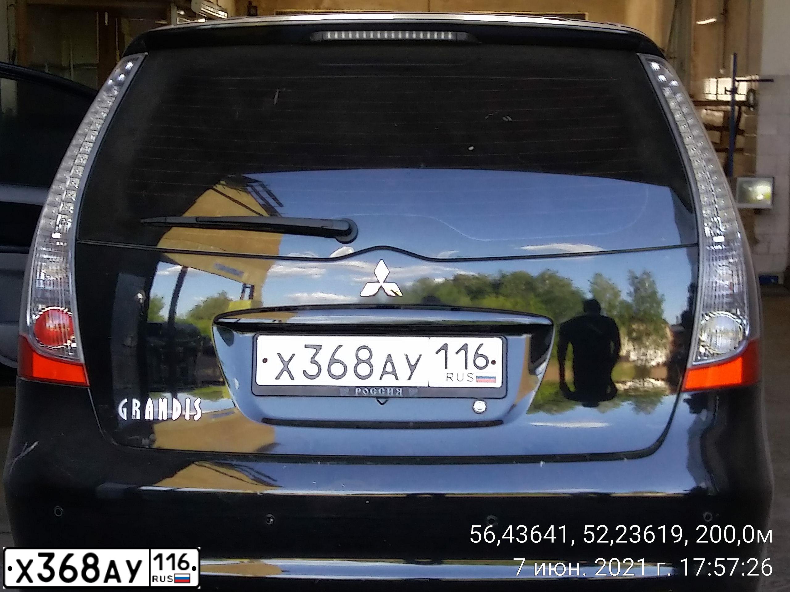 Фото автомобиля MITSUBISHI GRANDIS, 2006 — госномер В483СР102. Цвет: ЧЕРНЫЙ