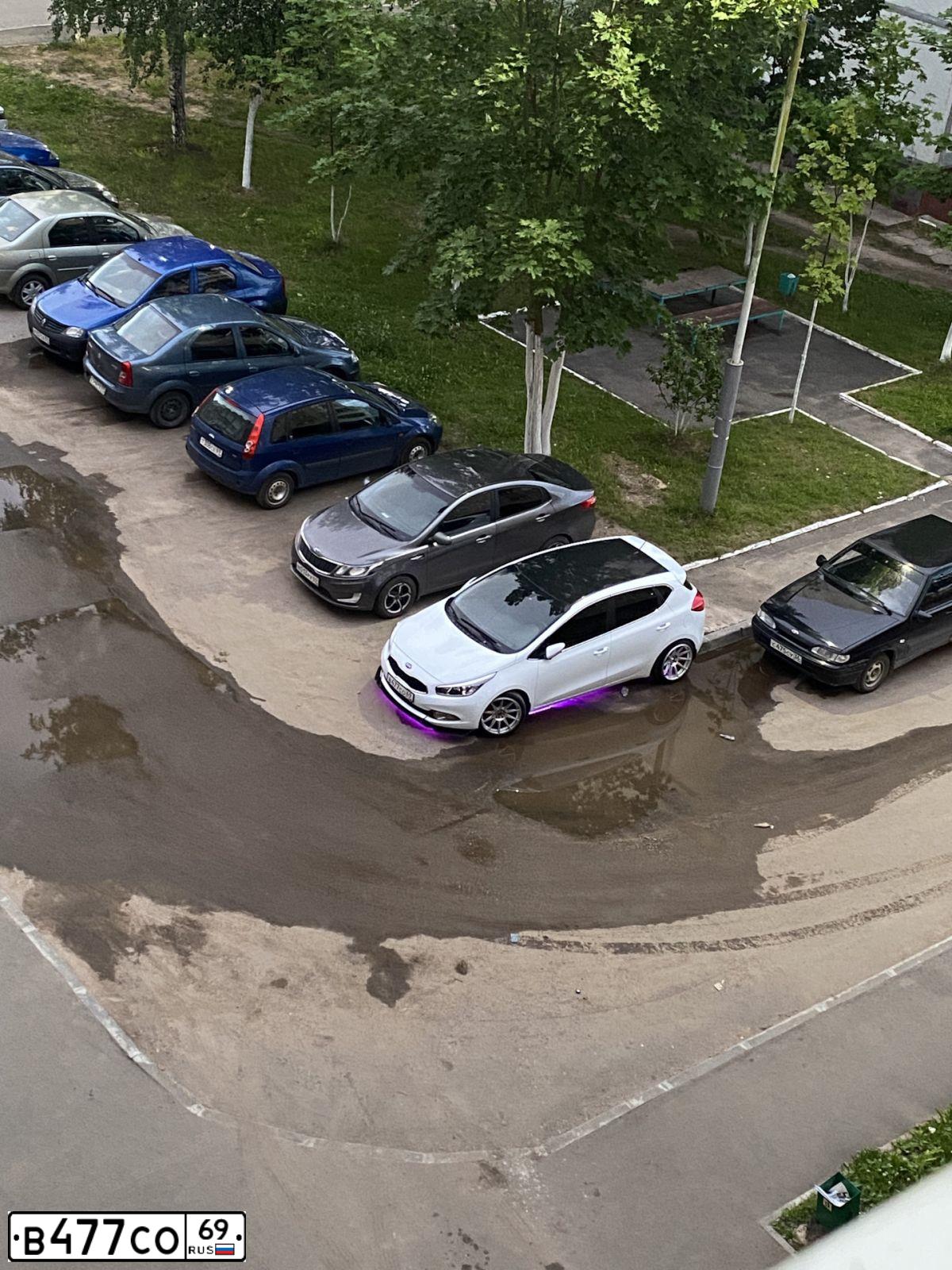 Фото автомобиля KIA CEED, 2013 — госномер Р295ЕО790. Цвет: Белый