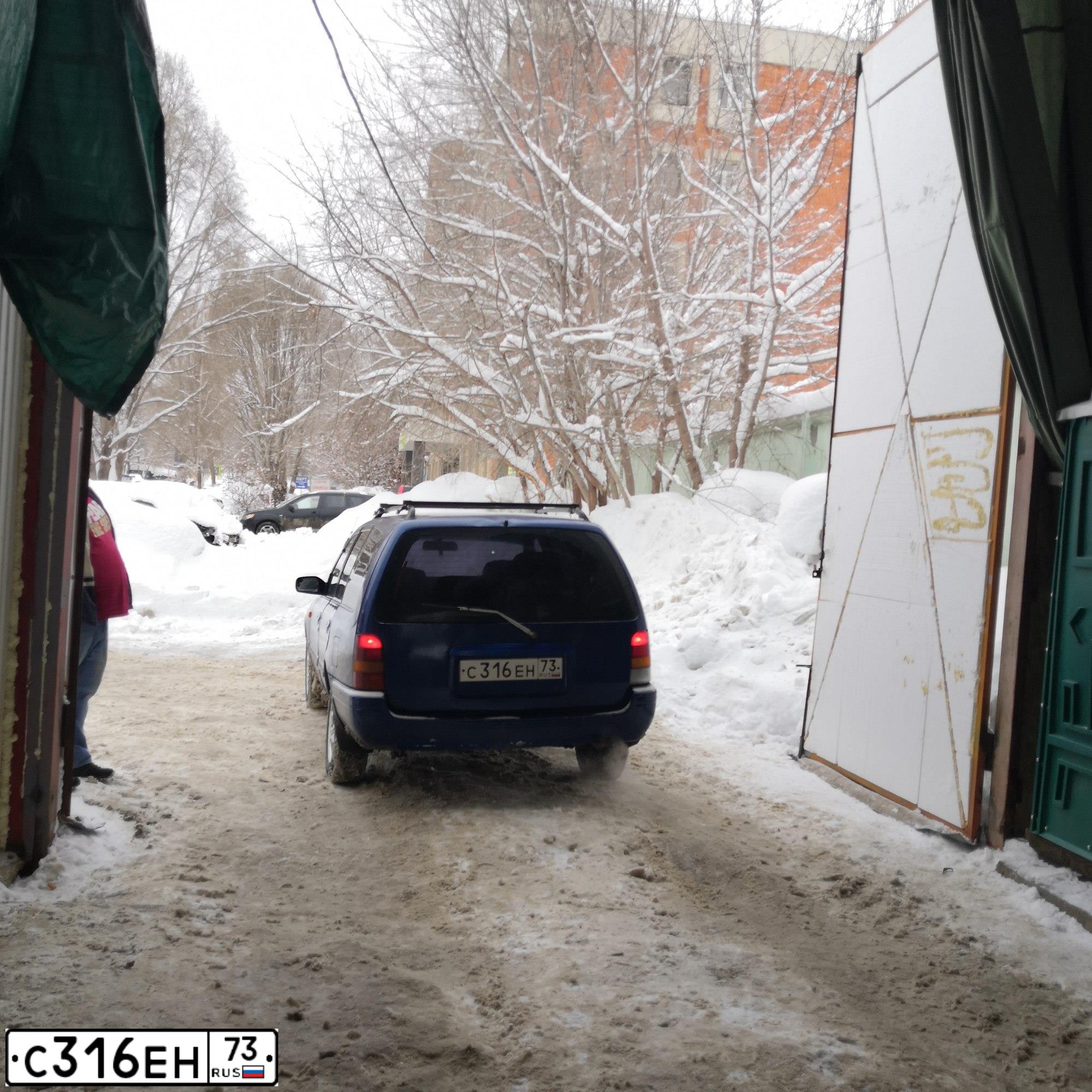 Фото автомобиля NISSAN SUNNY, 1993 — госномер Е101НТ763