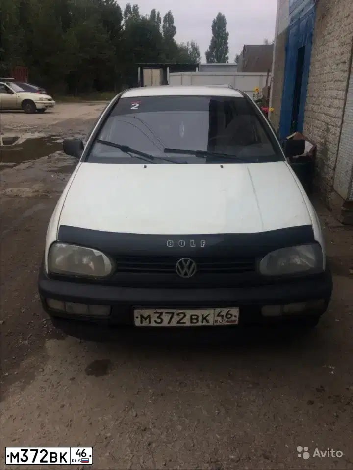Фото автомобиля VOLKSWAGEN GOLF, 1993 — госномер М372ВК46. Цвет: БЕЛЫЙ