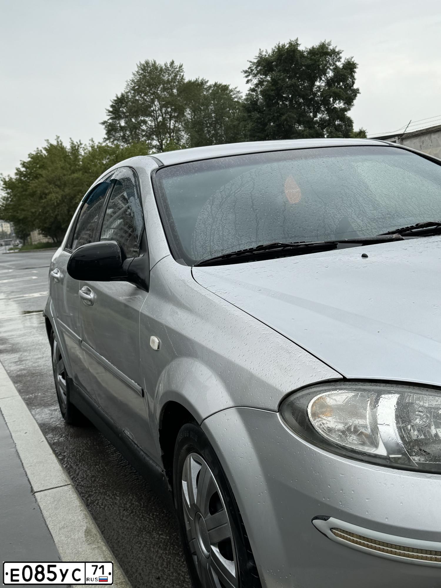 Фото автомобиля CHEVROLET LACETTI, 2005 — госномер Е085УС71. Цвет: Серебристый
