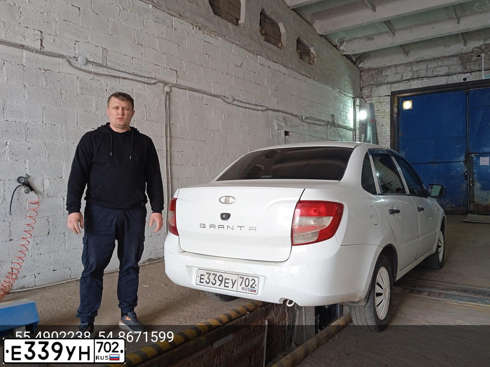 Фото автомобиля LADA 2190 GRANTA, 2013 — госномер Е339ЕУ702. Цвет: Белый