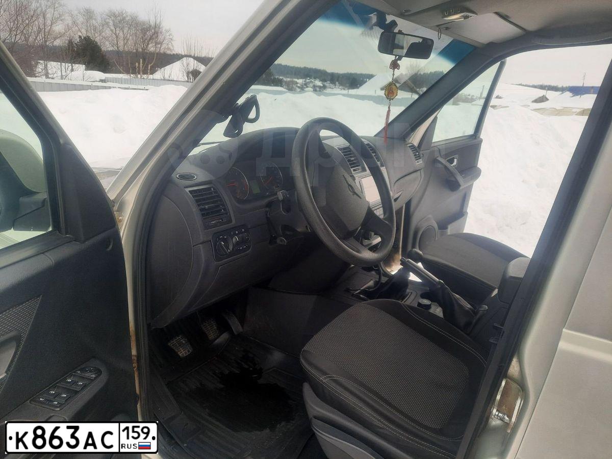 Фото автомобиля UAZ 3163 PATRIOT, 2015 — госномер Р642РС159. Цвет: серебристо желтый метал
