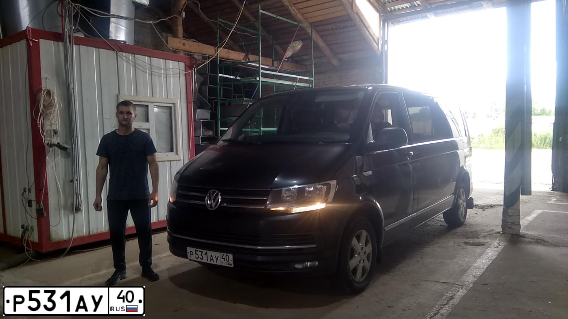 Фото автомобиля VOLKSWAGEN CARAVELLE, 2016 — госномер Р531АУ40. Цвет: ЧЕРНЫЙ