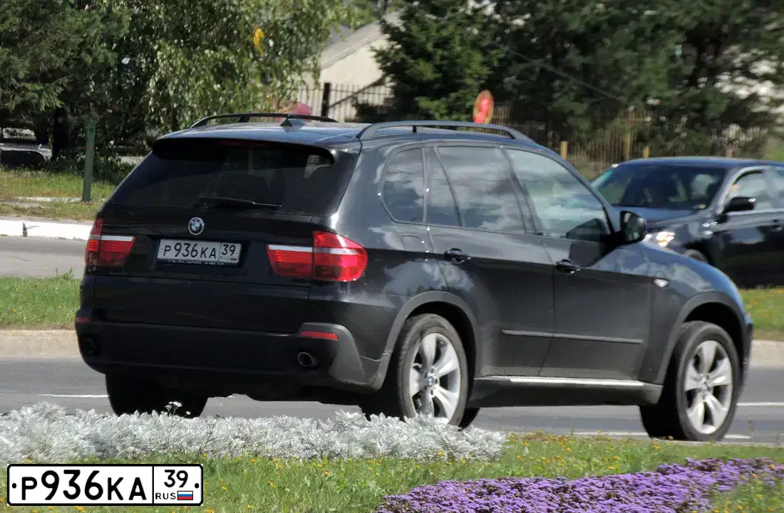 Фото автомобиля BMW X5, 2008 — госномер Р936КА39. Цвет: ЧЕРНЫЙ