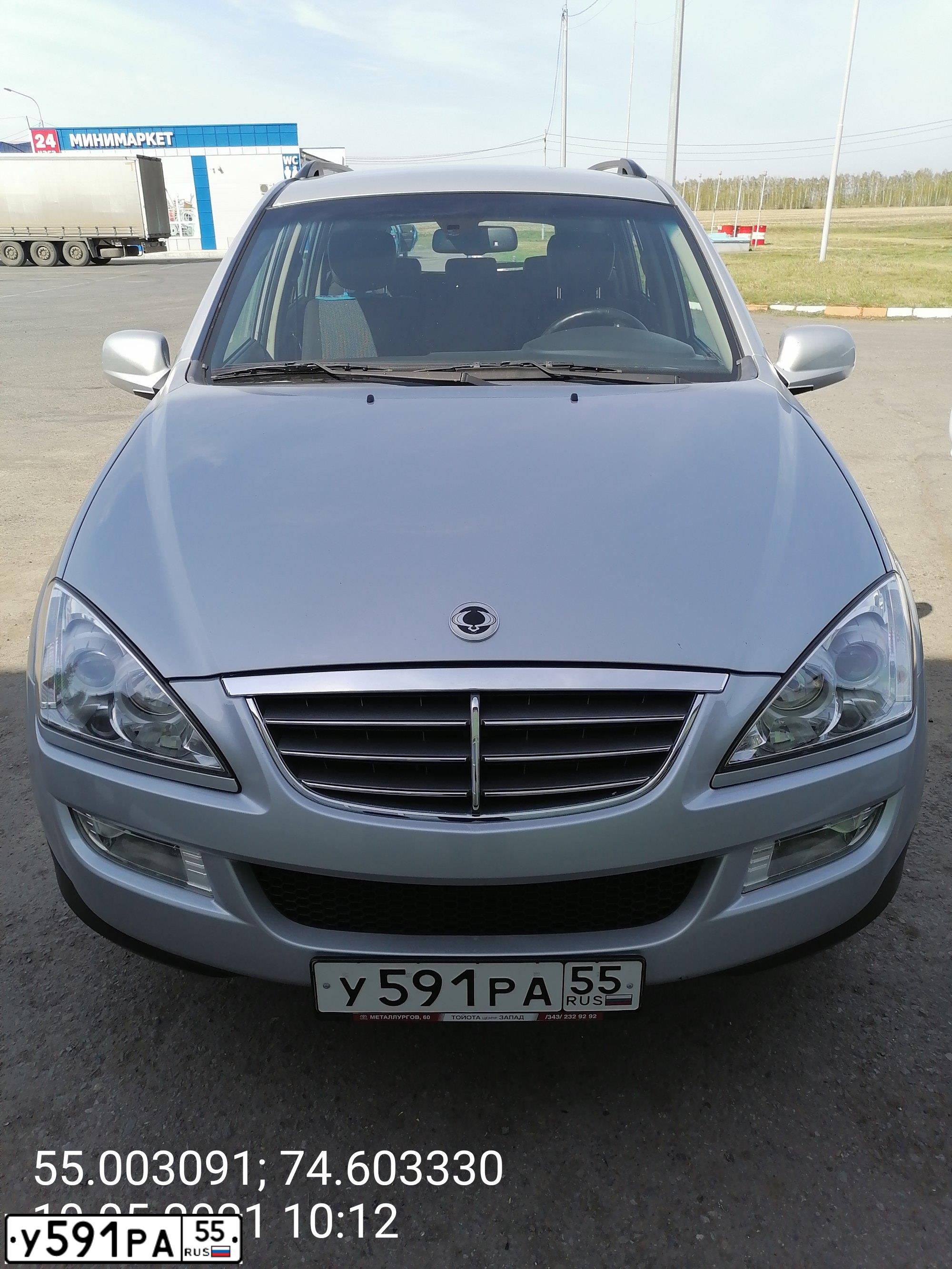 Фото автомобиля SSANGYONG KYRON, 2012 — госномер У591РА55. Цвет: СВЕТЛО-СЕРЫЙ