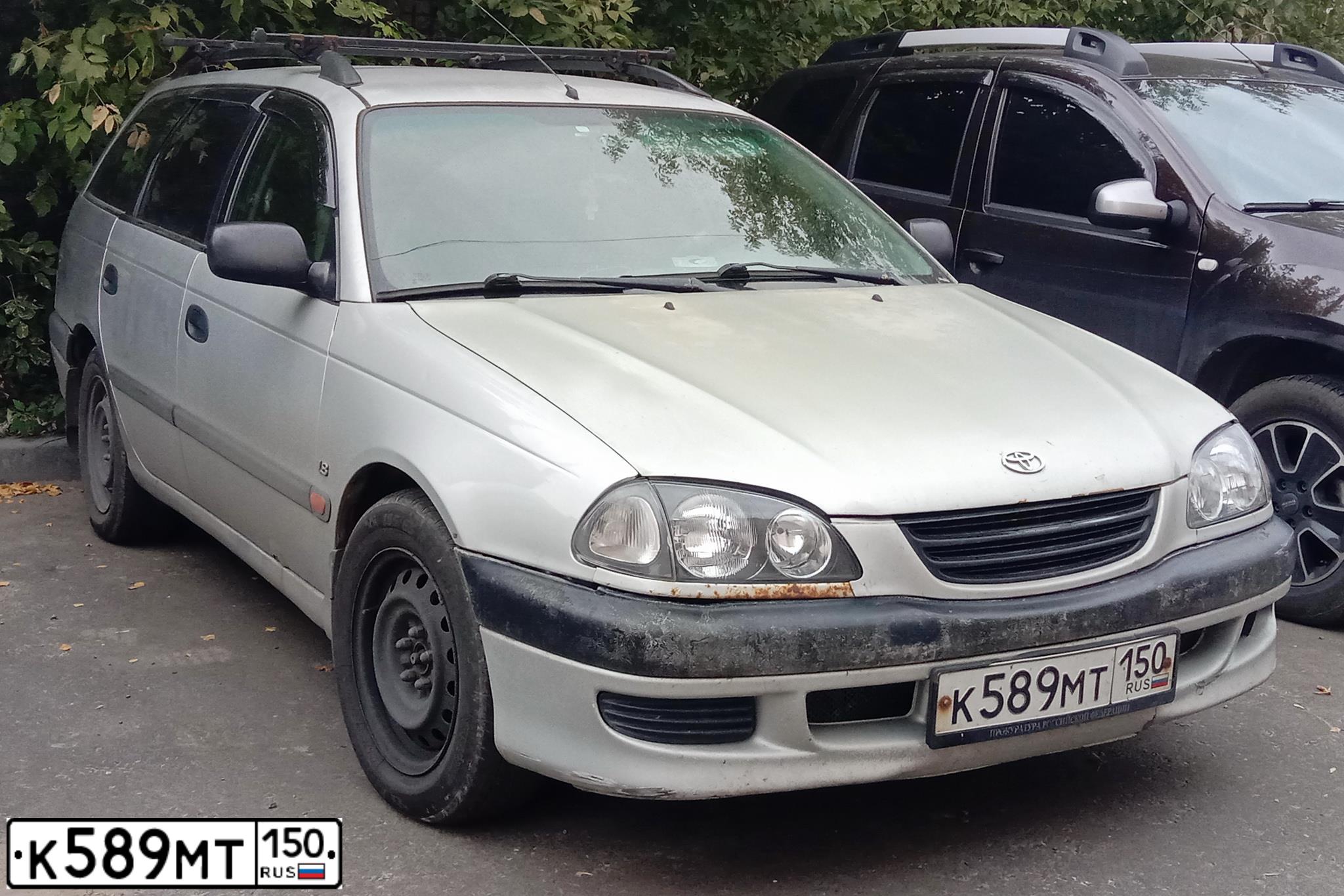 Фото автомобиля TOYOTA AVENSIS, 2000 — госномер К589МТ150. Цвет: БЕЛЫЙ (СЕРЕБРИСТЫЙ)